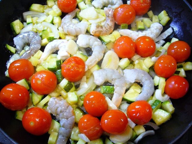 Паста с креветками, кабачками и помидорами черри