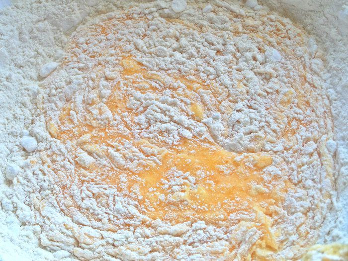 Пирог бисквитный с черникой