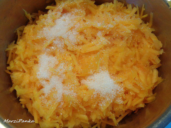 Тыквенные маффины с орехами и клюквой
