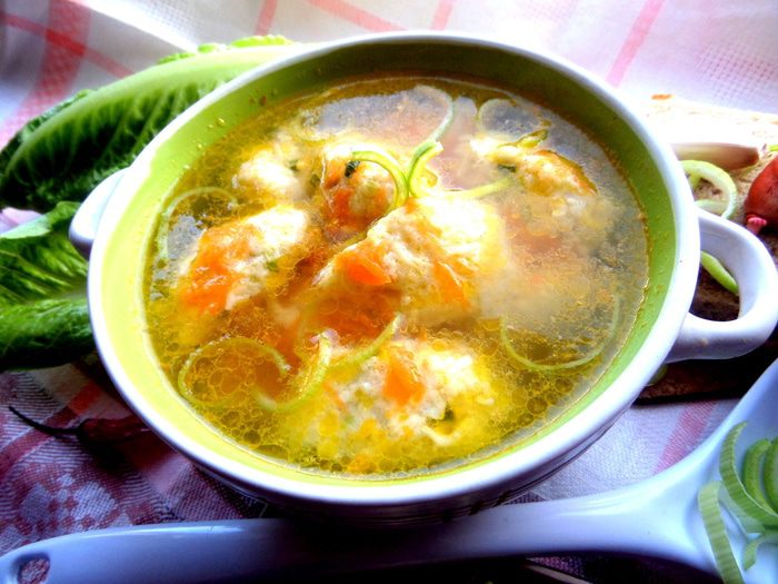 Куриный суп с рисово-сырными клецками