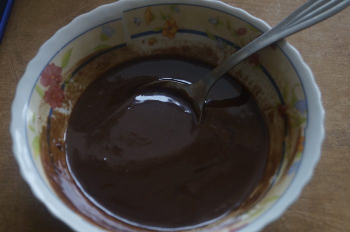 Пирог с вишней и шоколадным кремом под сахарным сиропом