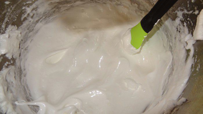 Кулич с вяленой вишней и кедровыми орешками