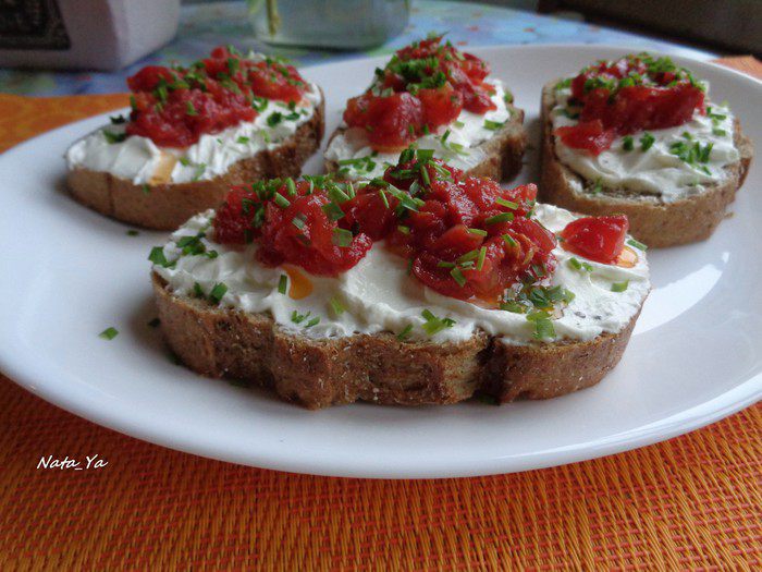 Открытые бутерброды с творогом и сушеными томатами