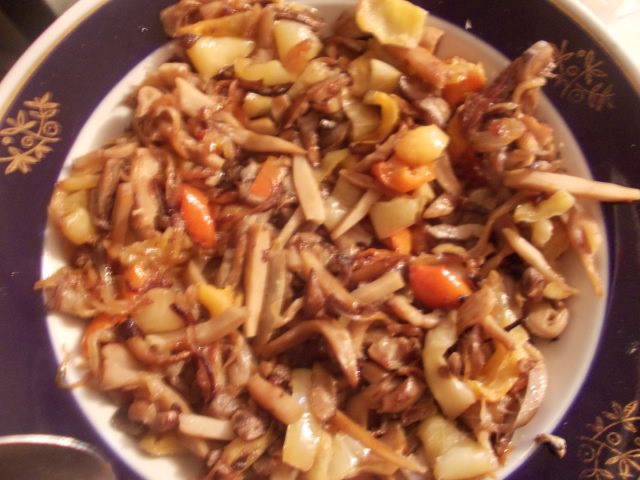 Филе морского окуня в шубке из грибов, сыра и сладкого перца