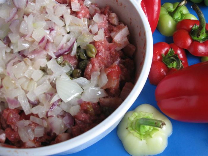 Запеченные овощи, фаршированные мясом и каперсами