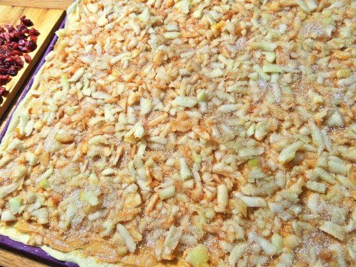 Пирог из булочек с арахисовой пастой и яблоками