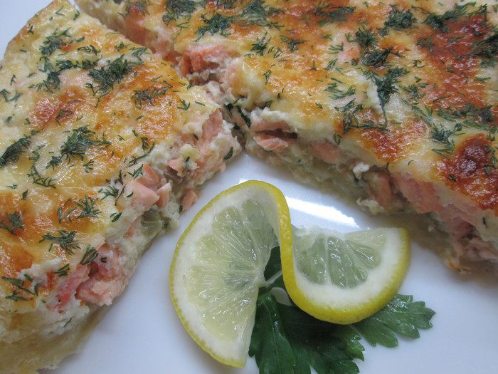 Киш из красной рыбы и козьего сыра