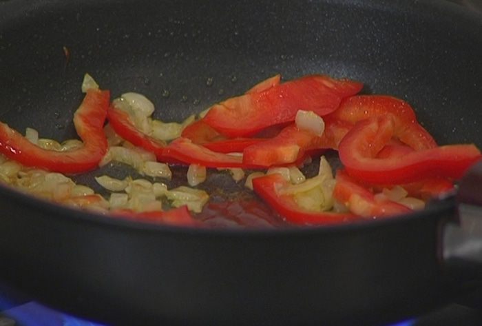 Фриттата с тунцом, кабачком и сладким перцем 