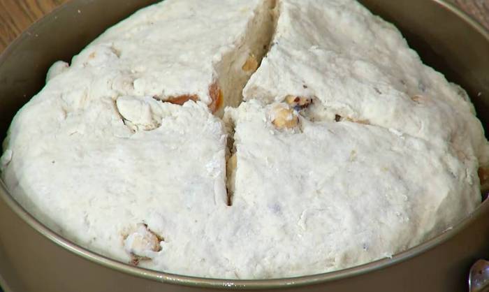 Домашний хлеб с курагой, орехами и зеленым маслом 