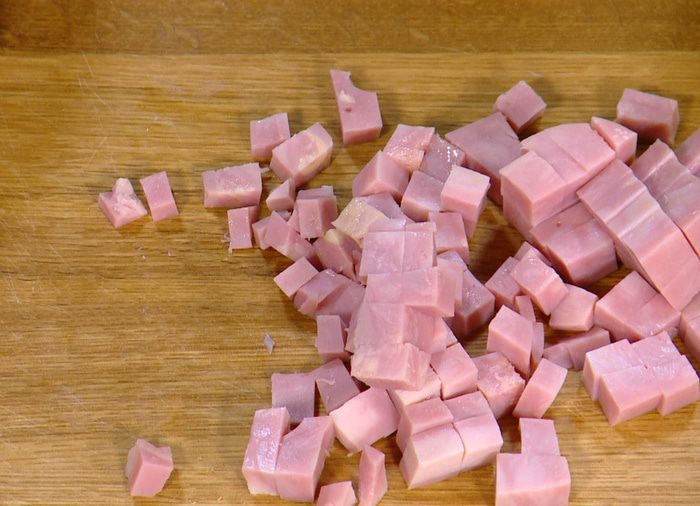 Запеканка из макарон с ветчиной, зеленым горошком и горчицей 