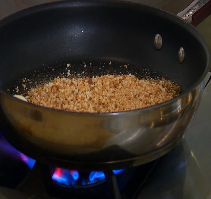 Паста с карамелизированным луком и свежим сыром
