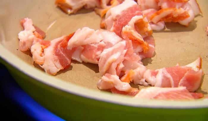 Лионский салат с карамелизированным луком и орехами
