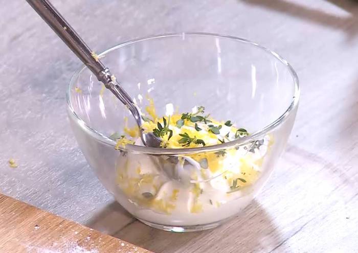 Мятные сырники с маслинами и сметанным соусом 