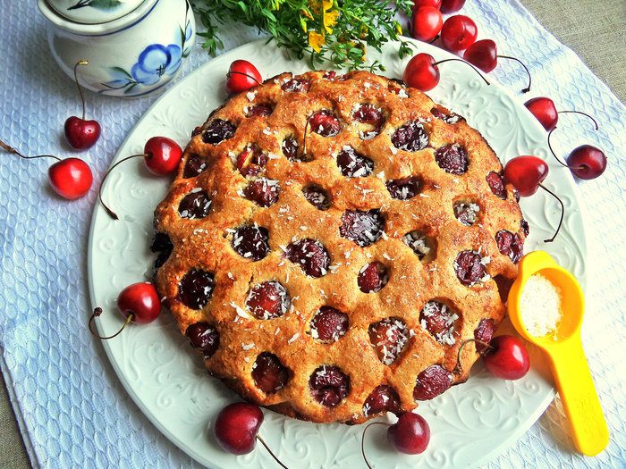 Пирог «Черешня в ореховом тесте»