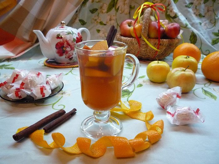 Яблочный чай с апельсином и корицей