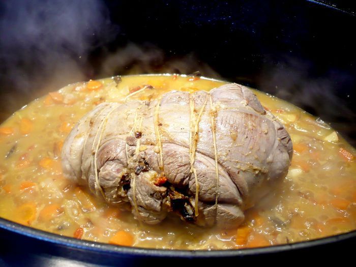 Бедрышко ягненка, фаршированное барбарисом и черносливом