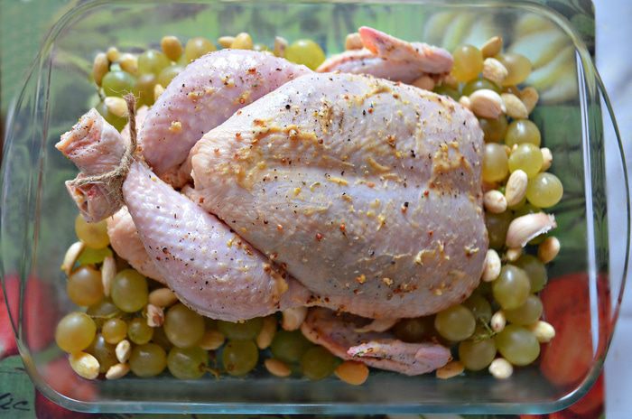 Курица, запечённая с виноградом и миндалём