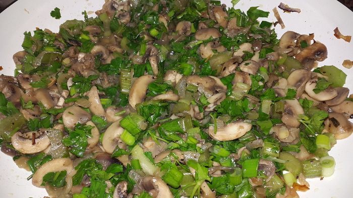 Постные картофельные клёцки с луком, грибами и сельдереем