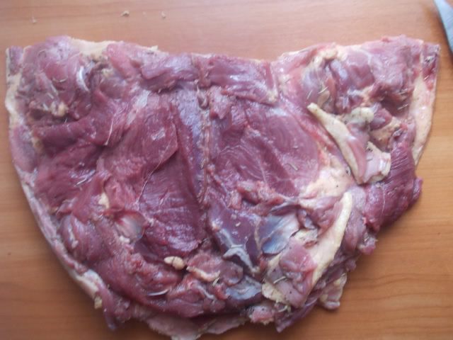 Рулет из утки с финиками и орехами