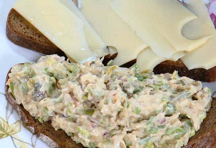 Бутерброд с ветчиной, квашеной капустой, яблоками и сыром 