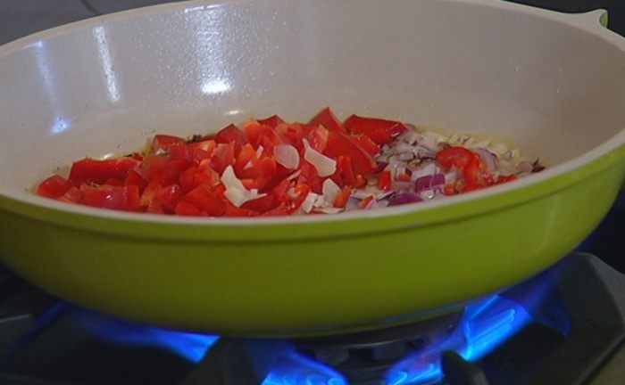 Яйца по-мексикански, запеченные с фасолью 