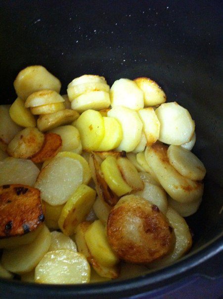Куриные крылышки с картофелем в мультиварке