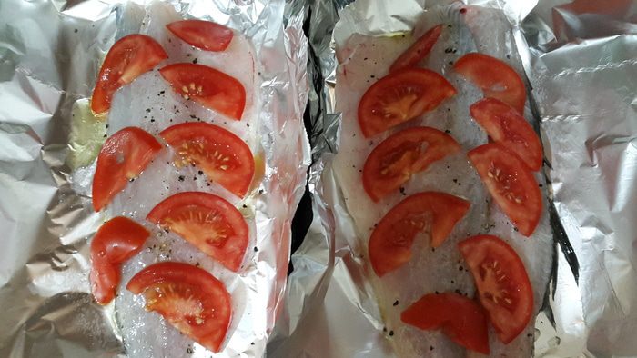 Филе лаврака, запеченное с зеленью и сыром