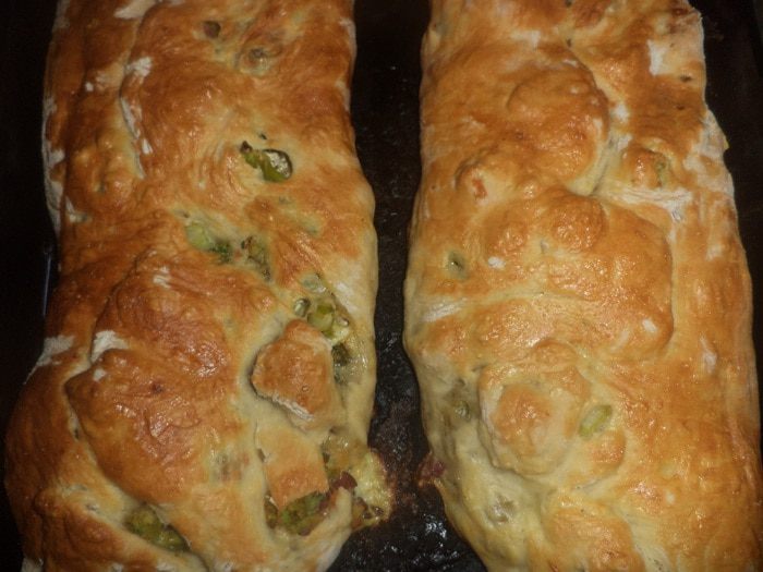 Пироги из дрожжевого теста с брокколи, сыром и колбасой