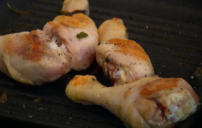 Куриные ножки на гриле со сладким перцем и каперсами  