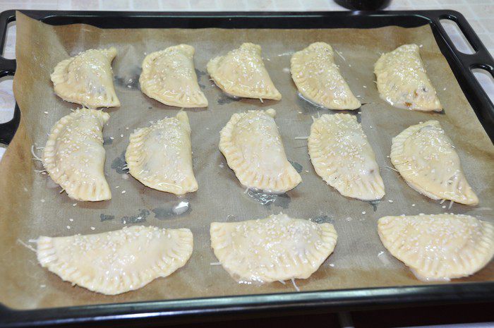 Пирожки с начинкой, тушенной в пиве и сыром