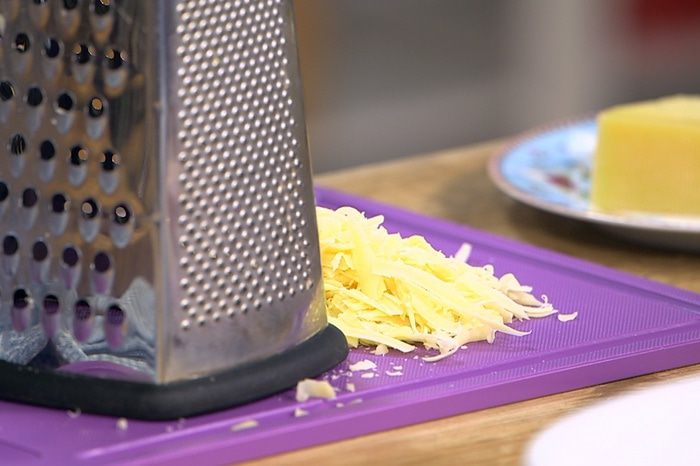 Запеканка из макарон с ветчиной, зеленым горошком и горчицей 