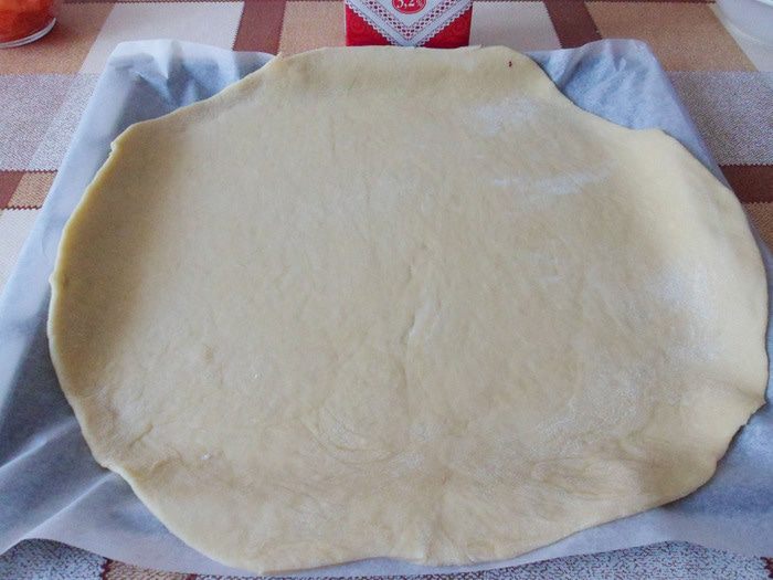 Пирог с лососем и моцареллой