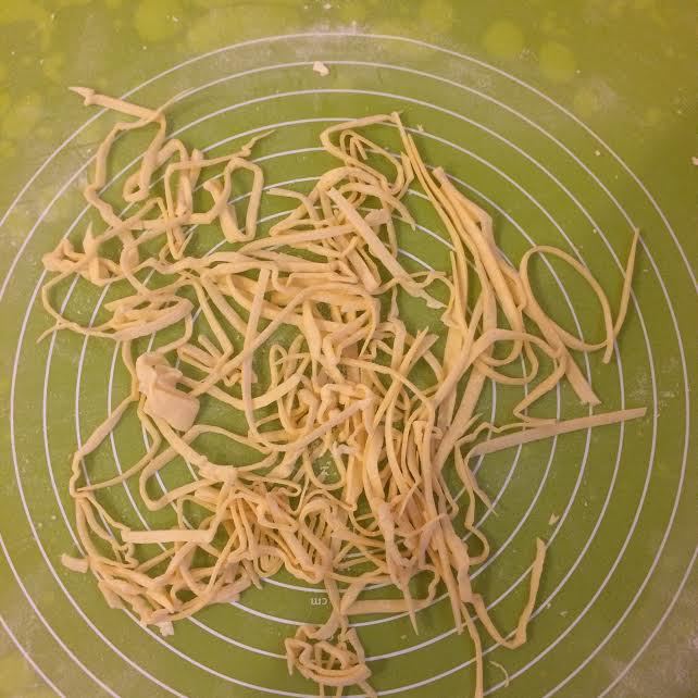 Куриный бульон с домашней лапшой
