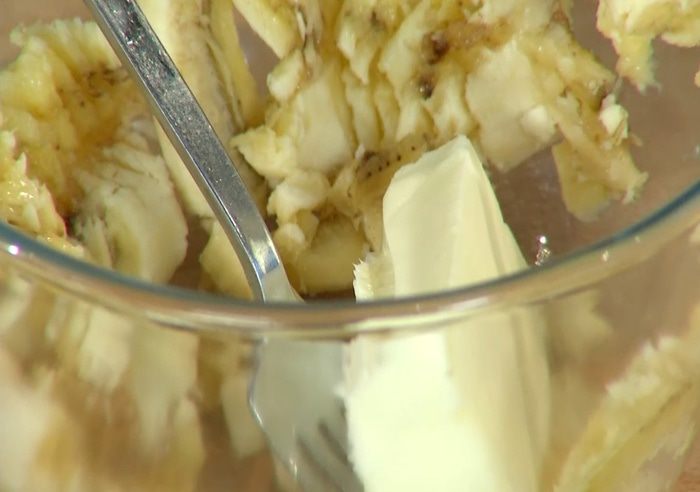 Банановый хлеб с грушами и орехами 