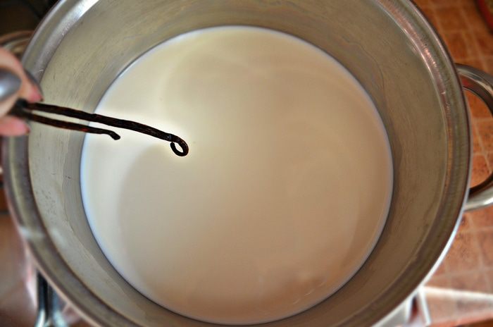 Десерт «Плавающие острова» (ILES FLOTTANTES) c ягодным соусом