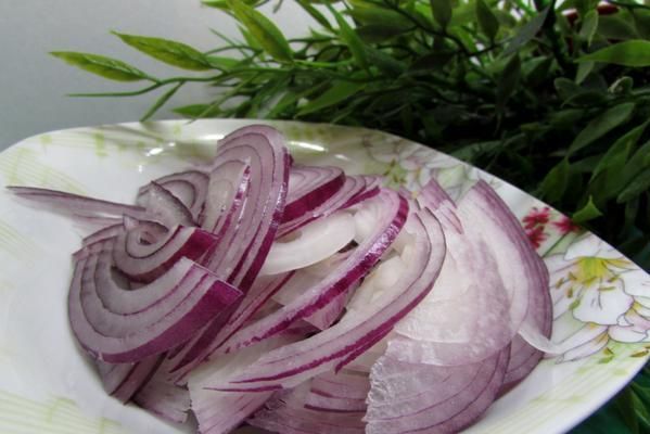 Салат из фасоли с ветчиной