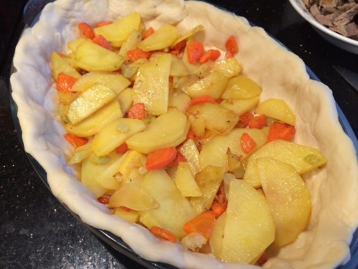 Пирог с индейкой и клюквенным соусом