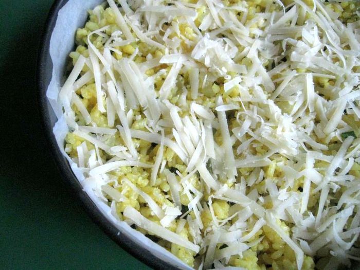 Пирог с лососем, рисом и песто