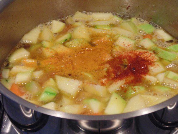 Cуп-пюре с курицей, овощами и пармезановыми гренками