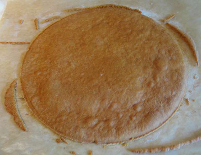 Карамельный медовик с клубникой