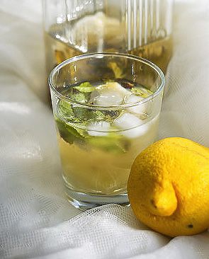 Лимонад с мятой, лимоном и тимьяном