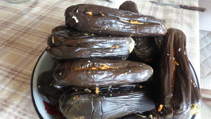 Соленые баклажаны с чесноком, морковью и пастернаком