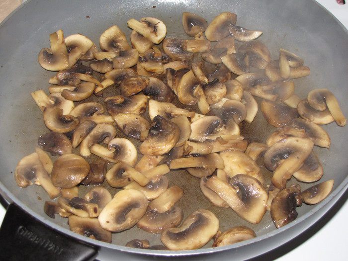 Открытый пирог с бараниной, грибами и помидорами