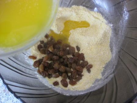 Итальянское кукурузное печенье с изюмом и орехами