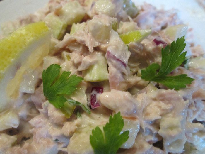 Брускетта, запеченная с тунцом и овощами