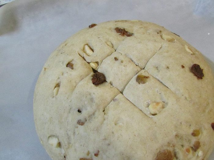 Гречишный хлеб с изюмом и орехами