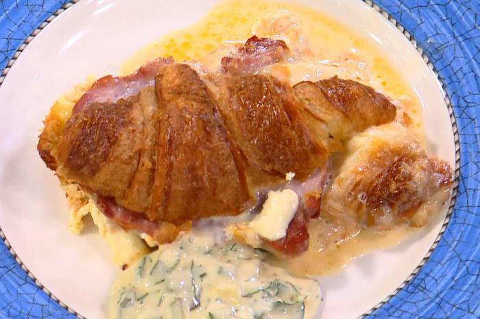 Круассаны, запеченные с яйцами, сыром и ветчиной 