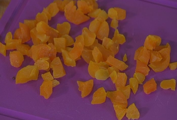 Домашний хлеб с отрубями, изюмом и курагой 