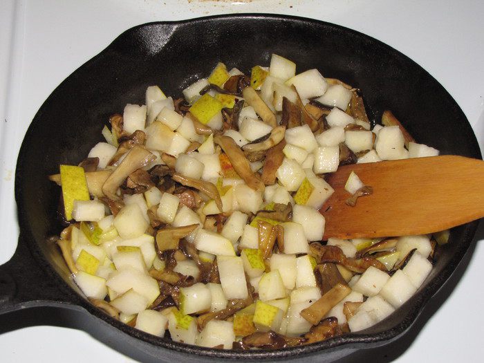 Форель, фаршированная грушами и орехами