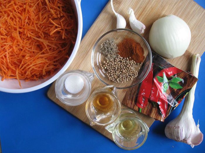 Салат из морковки по-корейски, орехов и зелени